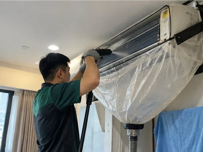 專業技師執行冷氣清洗服務的模擬情境